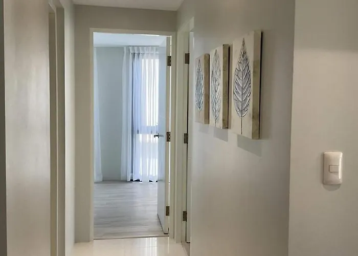 Eastwood Qc 2br Walk To Mall Cafés&dining