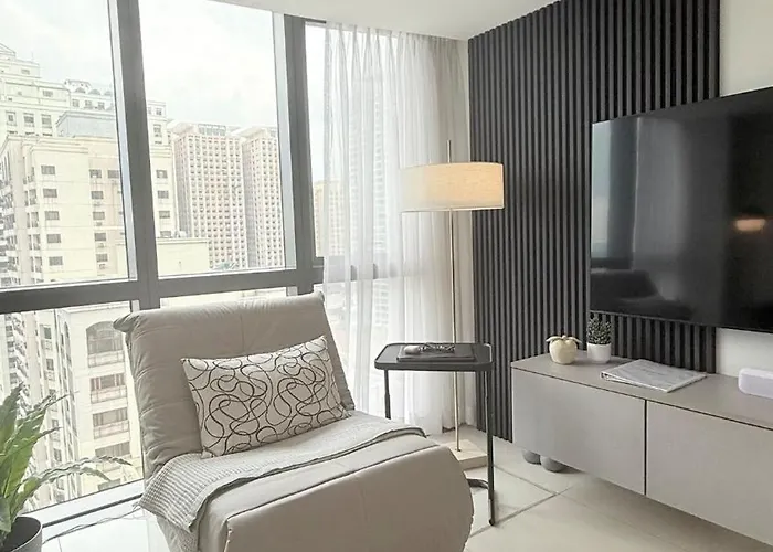 Eastwood Qc 2br Walk To Mall Cafés&dining