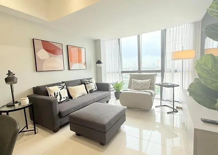 Eastwood Qc 2br Walk To Mall Cafés&dining