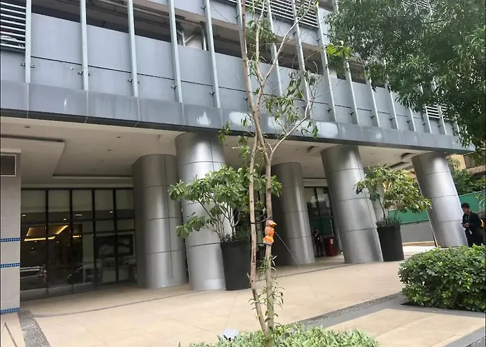 Eastwood Qc 2br Walk To Mall Cafés&dining *