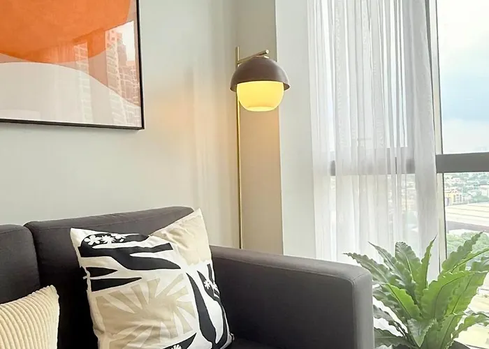 Eastwood Qc 2br Walk To Mall Cafés&dining Apartamento