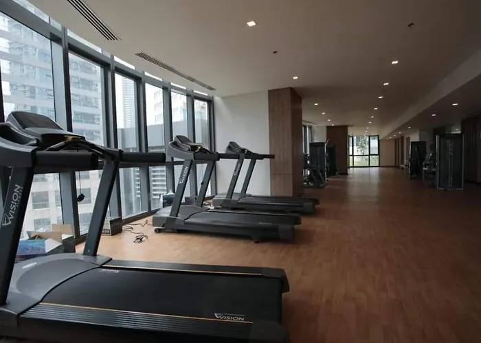 Eastwood Qc 2br Walk To Mall Cafés&dining Apartamento