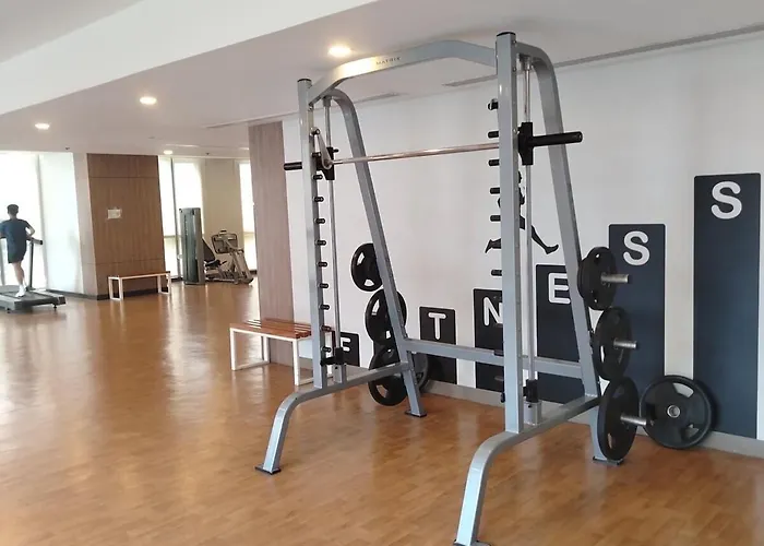 Eastwood Qc 2br Walk To Mall Cafés&dining