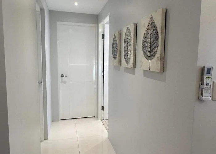 Eastwood Qc 2br Walk To Mall Cafés&dining *