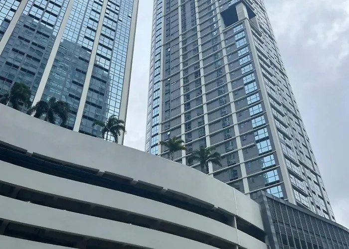 Eastwood Qc 2br Walk To Mall Cafés&dining Apartamento