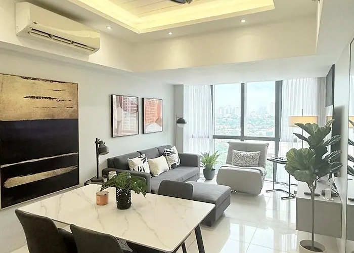 Eastwood Qc 2br Walk To Mall Cafés&dining *